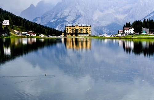 Immagine con lago, acqua, alberi, montagna, case, riflesso, riflessi, montagne, albergo, verde, misurina, bosco, dolomiti