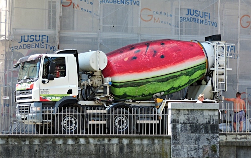 Immagine con betoniera, verde, camion, ringhiera, rosso, anguria, ruote, bianco, originalità, cocomero, scala, operaio, grigio, muro, semi, originale, scritte, operai, persone
