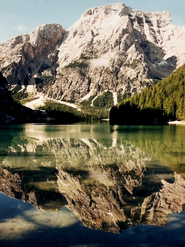 Immagine con lago, montagna, riflesso, alberi, acqua, pineta