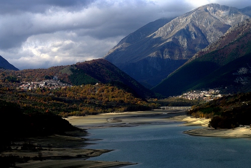 Immagine con lago, montagna, nuvole, panorama, acqua, montagne, paesi, boschi, alberi, ponte, bosco