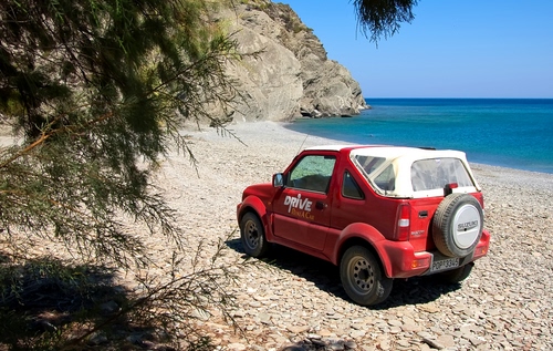 Immagine con mare, spiaggia, auto, rossa, automobile, rosso, fuoristrada, albero, ciottoli