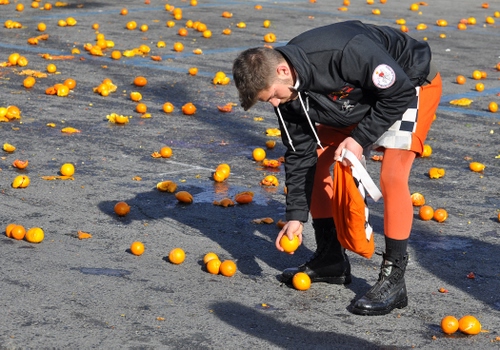 Immagine con arance, uomo, arancione, nero, arancio, frutta, strada, ombra, raccogliere, battaglia, frutti, carnevale, raccolta, persona