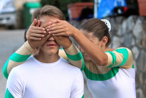 Immagine con mani, gioco, ragazzi, bianco, verde, tre, bocca, dita, capelli, giocare, sfocato, costumi