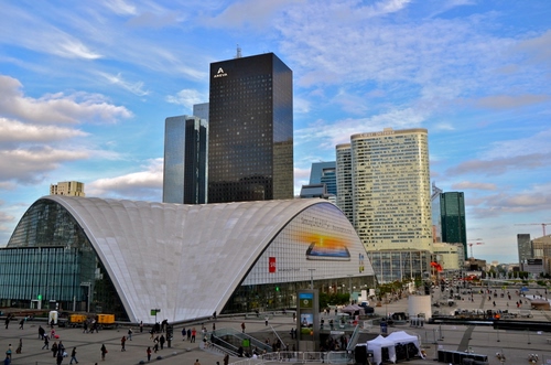 Immagine con grattacieli, nuvole, cielo, persone, gente, finestre, cupola, palazzi, architettura, grattacielo, piazza