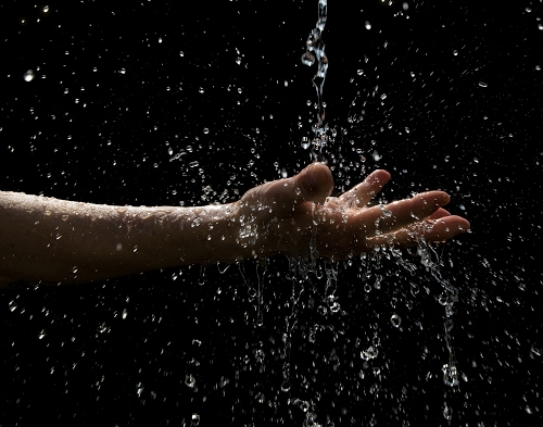 Immagine con dita, acqua, mano, braccio, gocce, nero, spruzzi, zampilli, luce, bagnato, sensazione