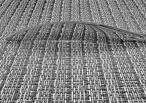 Immagine con bianconero, trama, riflesso, paglia, bianco, coltello, nero, fili, intreccio, stoffa