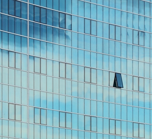 Immagine con azzurro, finestre, riflesso, rettangoli, finestra, palazzo, vetro, riflessi, aperta, vetri, grattacielo, cielo