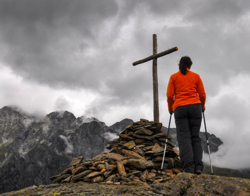 Immagine con croce, montagna, nuvole, pietre, rosso, donna, montagne, legno