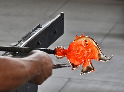 Immagine con vetro, mano, pesce, artigiano, rosso, lavoro, lavorazione, murano, sfocato, pinza, arancio