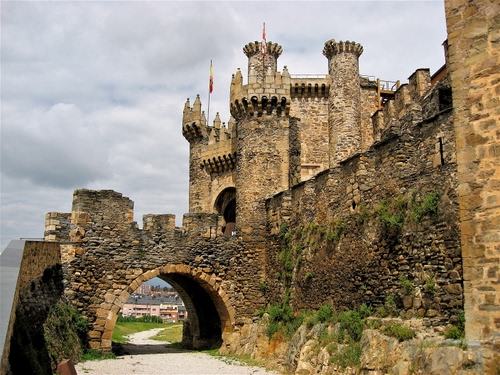 Immagine con castello, torri, mura, ponte, arco, bandiere, merli, medioevo, antico