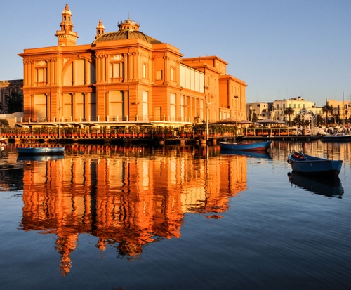 Immagine con acqua, riflesso, barche, palazzo, mare, barca