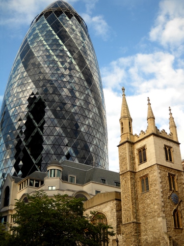 Immagine con grattacielo, torre, nuvole, vetro, guglie, albero, cielo, londra, edifici, ovale, castello, antico, moderno