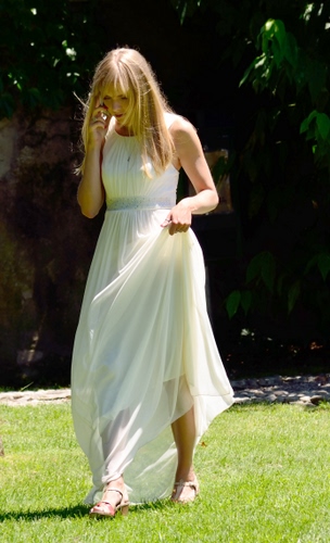 Immagine con bianco, vestito, telefono, sposa, bionda, donna, prato, abito, telefonare, capelli, giardino