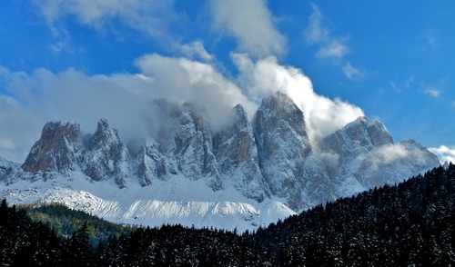Immagine con nuvole, neve, montagne, alberi, montagna, cielo, bosco