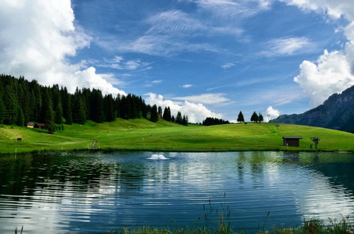 Immagine con lago, cielo, nuvole, alberi, prato, riflesso, acqua, riflessi, verde, panorama