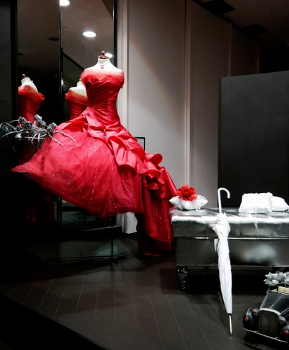 Immagine con rosso, ombrello, vestito, manichino, bianco, abito, riflessi, auto