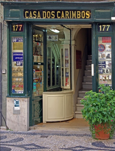 Immagine con negozio, vaso, pianta, insegna, vetrine, scale, vetrina, numero, scala