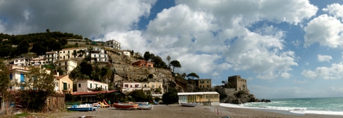 Immagine con mare, barche, spiaggia, nuvole, borgo, panorama, case, torre, cielo
