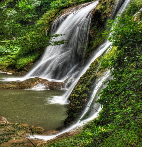 Immagine con acqua, cascata, verde, fiume, rocce, rami, cascate, bianco