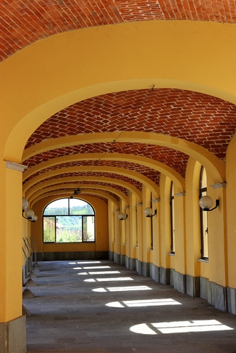 Immagine con archi, ombre, lampioni, giallo, portico, finestre, lampade, ombra, luci, corridoio, porticato, sala, finestra, mattoni, luce