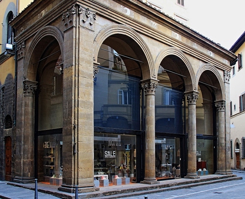 Immagine con vetrine, colonne, archi, capitelli, negozio, riflesso, strada, negozi, pilastri, palazzo, loggia, finestre, vetro, riflessi