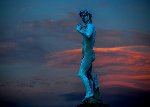 Immagine con statua, nuvole, cielo, tramonto, rosso, bronzo, michelangelo, david, azzurro, braccio, piede, scultura, blu, marmo, sfondo, firenze