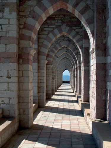 Immagine con archi, prospettiva, portico, ombra, portici, luce, ombre, pietre, rosa, mattoni