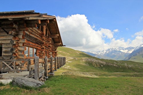Immagine con baita, nuvole, legno, montagna, prato, montagne, verde, cielo