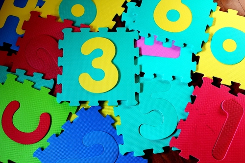 Immagine con numeri, colori, giallo, puzzle, rosso, lettere, azzurro, tre, gioco