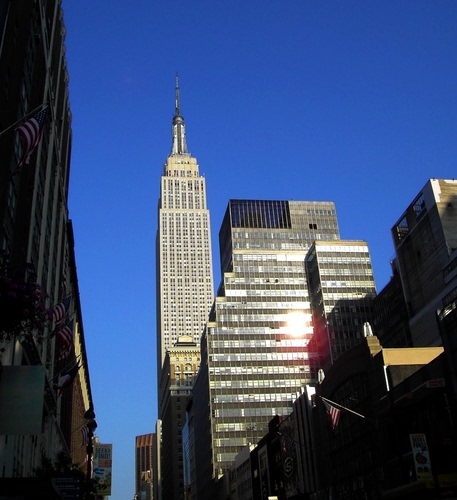 Immagine con grattacieli, riflesso, finestre, cielo, grattacielo, città, bandiera, blu, azzurro, vetro
