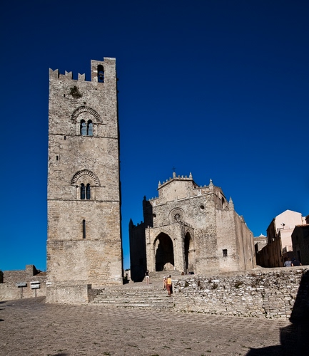 Immagine con chiesa, torre, persone, cielo, campanile, merli, scala, azzurro, bifore, piazza