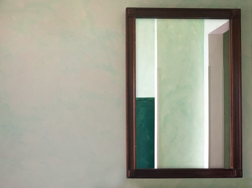 Immagine con cornice, specchio, parete, riflesso, muro, porta, finestra, minimalismo, bianco