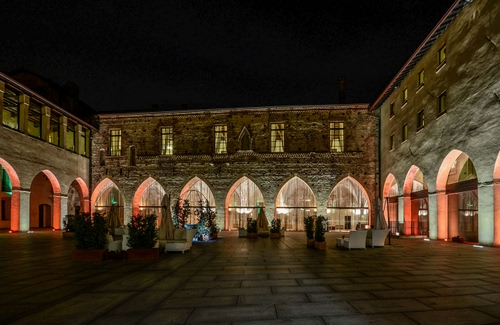 Immagine con finestre, piazza, portici, notturno, archi, luci, notte, poltrone, piante