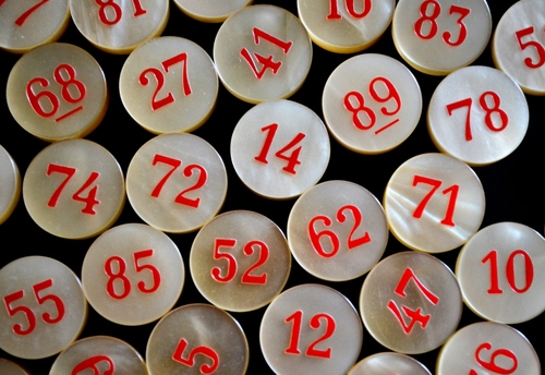 Immagine con numeri, tombola, rosso, bianco, pedine, gioco, nero