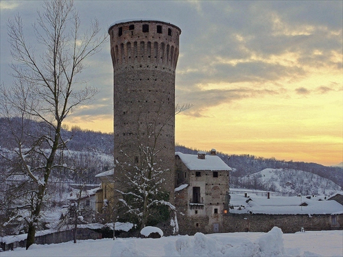 Immagine con neve, torre, albero, tramonto, inverno, casa, alberi, bianco