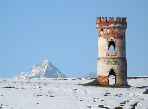 Immagine con neve, torre, inverno, cielo, montagna, merli, solitario, finestra, bianco