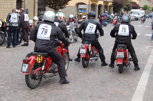 Immagine con numeri, moto, caschi, gara, motociclisti, rosso, motociclette, corridori, casco, strada