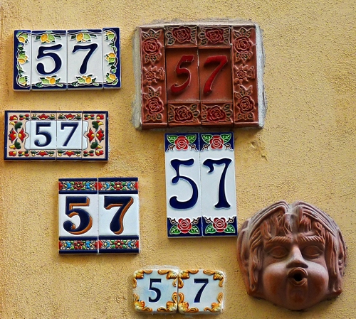 Immagine con numeri, muro, cinquantasette, cinque, maschera, sette, faccia, giallo, eolo, piastrelle, numero, colori