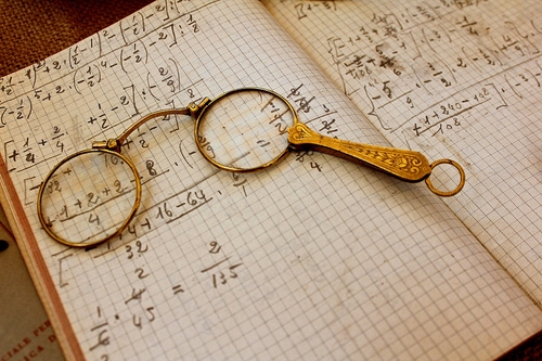 Immagine con quaderno, occhiali, numeri, matematica, quadretti, lenti, frazioni, formule, leggere, antichi