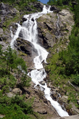 Immagine con cascata, acqua, alberi, rocce, verde, torrente, natura, montagna, roccia