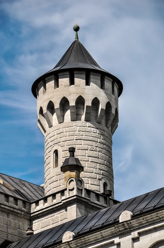 Immagine con torre, cielo, merli, nuvole, tetto, tetti, azzurro, bianco, castello, finestra