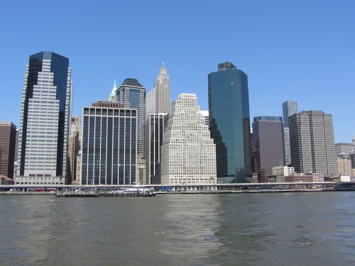 Immagine con grattacieli, acqua, fiume, cielo, finestre, città, mare, azzurro, grattacielo, vetro, palazzi