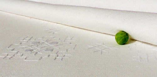 Immagine con verde, bianco, ricami, ricamo, pisello, pallina, tovaglia, tessuto