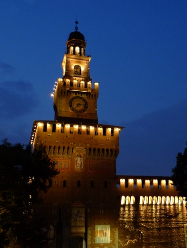 Immagine con luci, torre, orologio, castello, cielo, blu, milano, merli, notturno, alberi, notte, sforzesco, sera, cupola