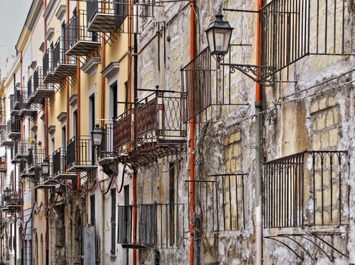 Immagine con balconi, ringhiere, lampione, finestre, ferro, lampioni, porte, case, metallo, palazzo, cielo, palazzi