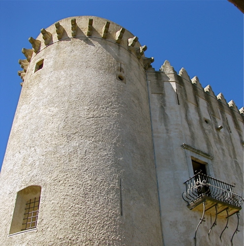 Immagine con balcone, torre, merli, finestra, castello, grata, fortezza, ringhiera, bianco