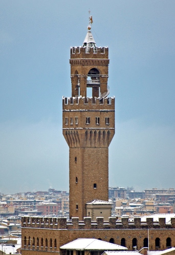 Immagine con torre, neve, merli, inverno, tetti, panorama, case, castello, firenze, bianco