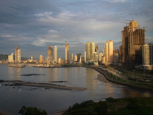 Immagine con grattacieli, mare, nuvole, cielo, panorama, gru, acqua, fiume, palazzi, riflesso