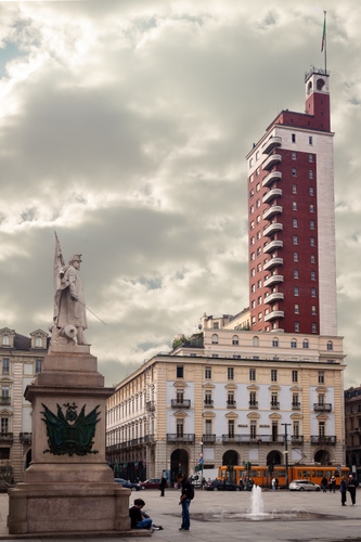 Immagine con monumento, grattacielo, statua, piazza, nuvole, fontana, palazzo, palazzi, torre