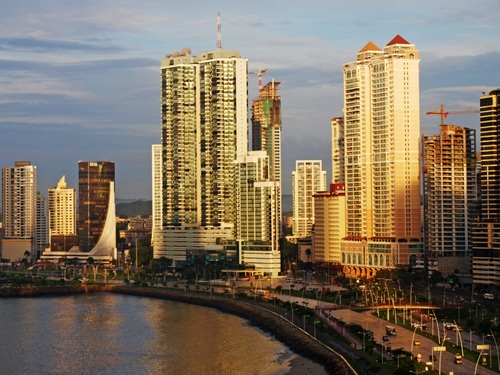 Immagine con grattacieli, mare, strada, città, cielo, palazzi, acqua, spiaggia, antenne, gru